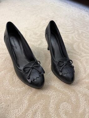 Naturalizer Black Leather Kiltie Bow Heels